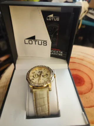 Lotus Elegante con Piedras Dorado y Blanco