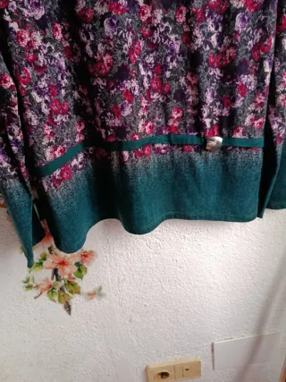 Suéter Unica cuello pico floral talla M