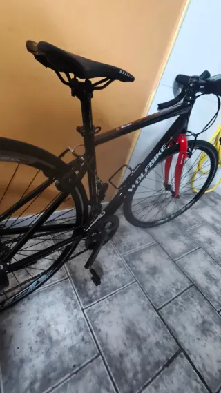 Bicicleta de carretera Wolfbike negra
