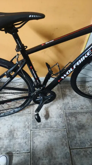 Bicicleta de carretera Wolfbike negra
