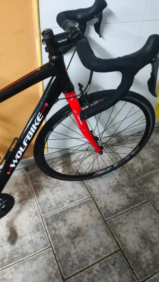 Bicicleta de carretera Wolfbike negra
