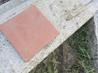 Baldosa marrón terracota