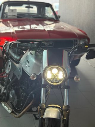 Moto UM Renegade Cruiser Marrón/Plata