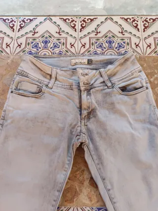 Pantalón vaquero gris mujer de talle bajo.