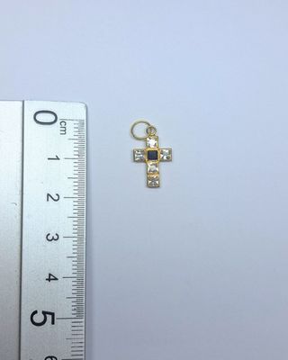 Colgante Cruz Oro 18K con Piedras Negras y Blancas