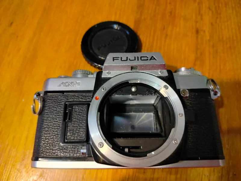 Fujica AX-3 Cámara Analógica. Le falta la zapata