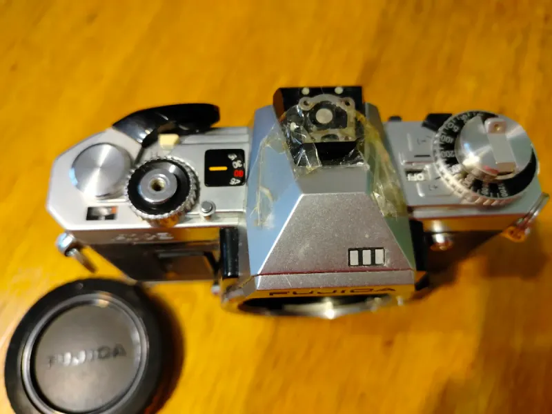 Fujica AX-3 Cámara Analógica. Le falta la zapata afbeelding 2