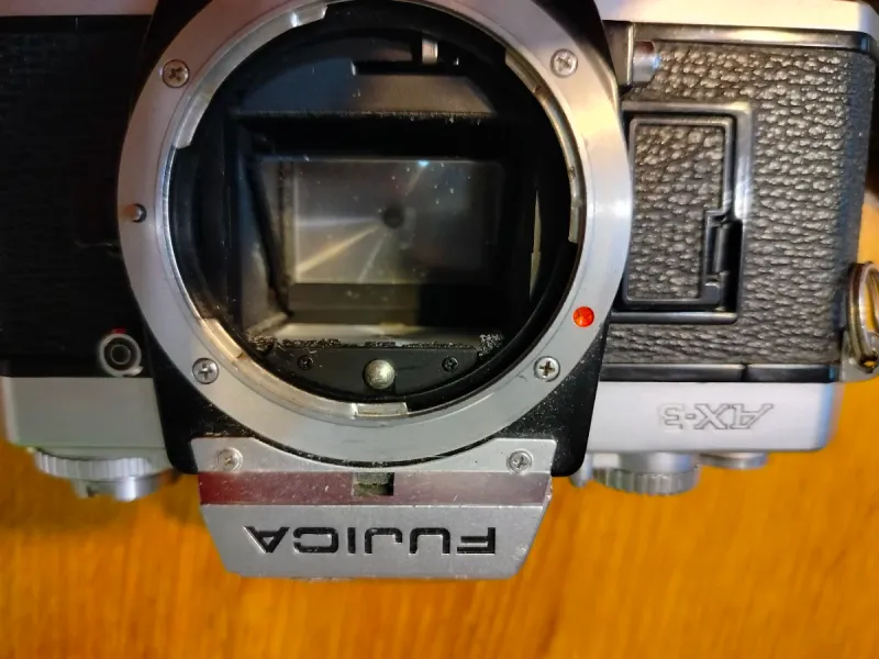 Fujica AX-3 Cámara Analógica. Le falta la zapata afbeelding 3