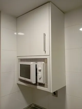Mueble cocina colgante con rejilla microondas