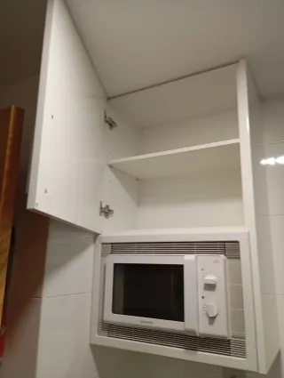 Mueble cocina colgante con rejilla microondas