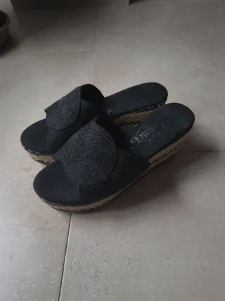 Chanclas negras cuña