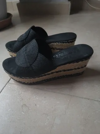 Chanclas negras cuña
