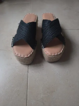 Chanclas negras cuña esparto