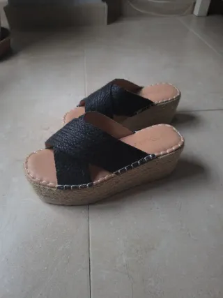 Chanclas negras cuña esparto