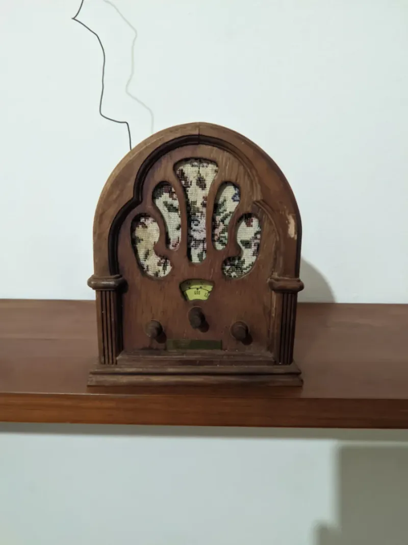 Radio antigua de madera
