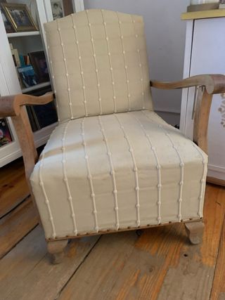 Sillón tapizado beige y madera