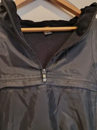 Chaqueta negra con capucha