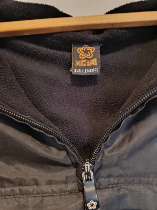 Chaqueta negra con capucha