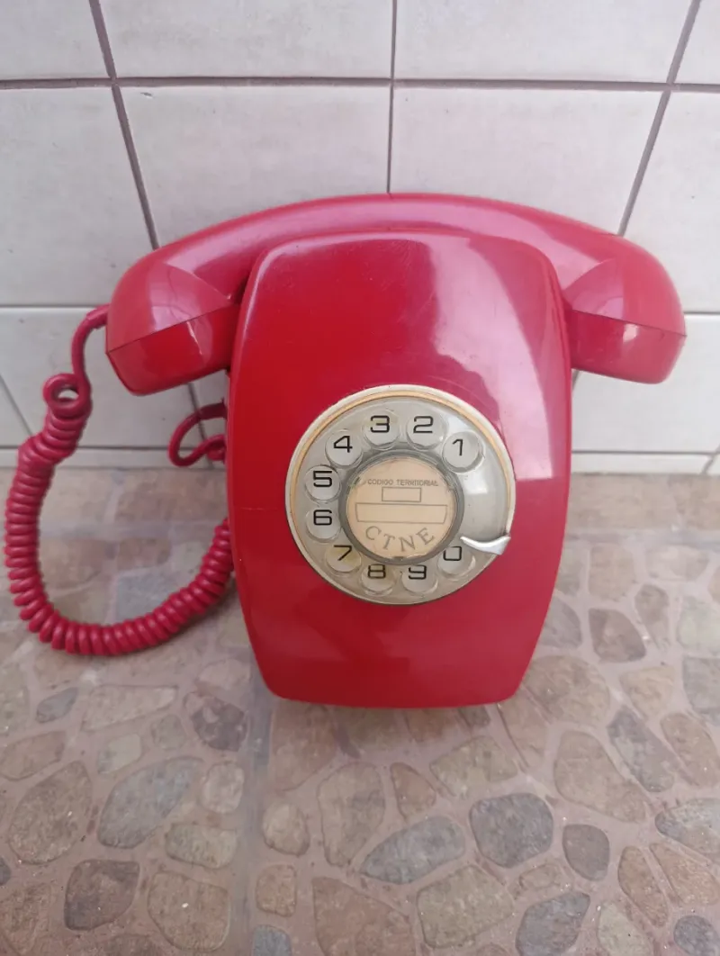 Teléfono antiguo vintage rojo
