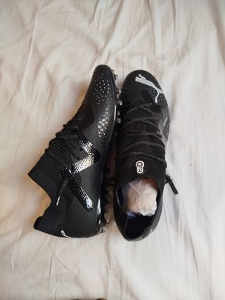 Botas de fútbol Puma Negras y Plateadas