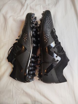 Botas de fútbol Puma Negras y Plateadas