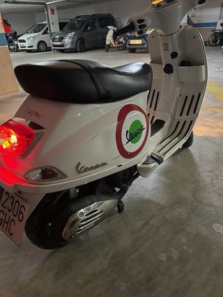Vespa 125cc Blanca Scooter Automática