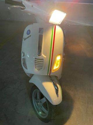 Vespa 125cc Blanca Scooter Automática