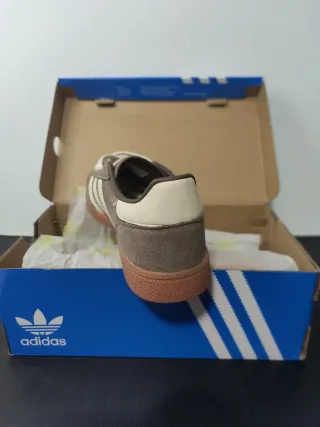 Adidas  Marrones y Blancas 40