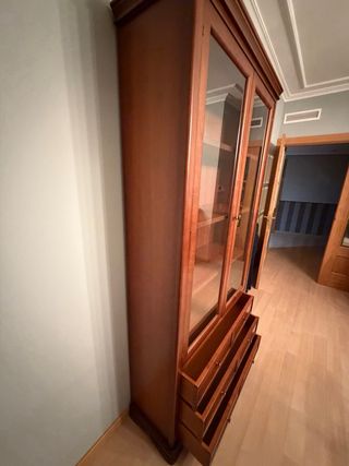 Vitrina salón madera cerezo con puertas de cristal