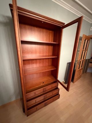 Vitrina salón madera cerezo con puertas de cristal