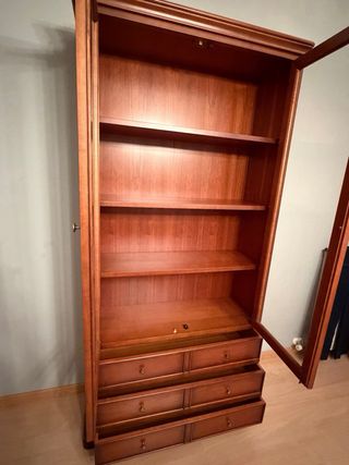 Vitrina salón madera cerezo con puertas de cristal