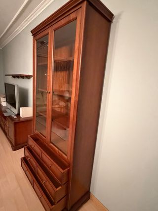 Vitrina salón madera cerezo con puertas de cristal