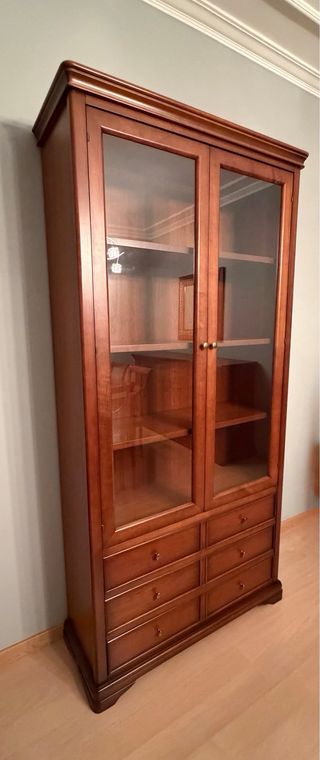 Vitrina salón madera cerezo con puertas de cristal