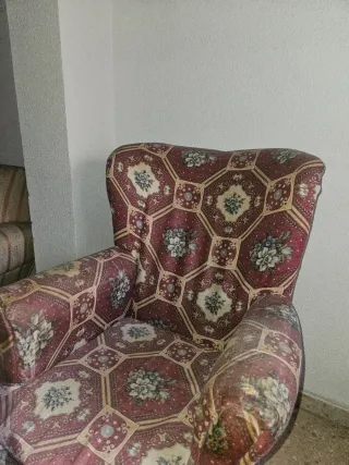 Dos butacas orejeras beige y rojas, para tapizar.