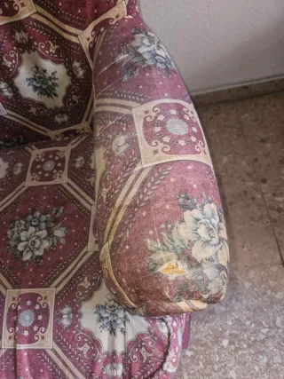 Dos butacas orejeras beige y rojas, para tapizar.