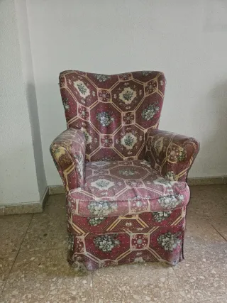 Dos butacas orejeras beige y rojas, para tapizar.