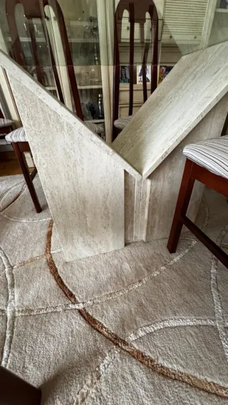 Mesa de centro de cristal y piedra.