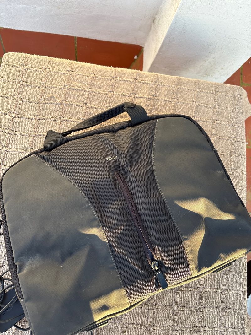 Funda portátil Trust + cargador Asus