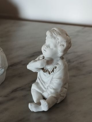 Figuras em Porcelana Biscuit - 2 Meninos Sentados