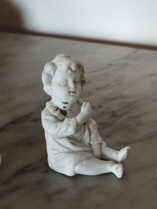 Figuras em Porcelana Biscuit - 2 Meninos Sentados