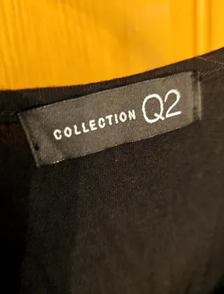 Vestido negro con plumas