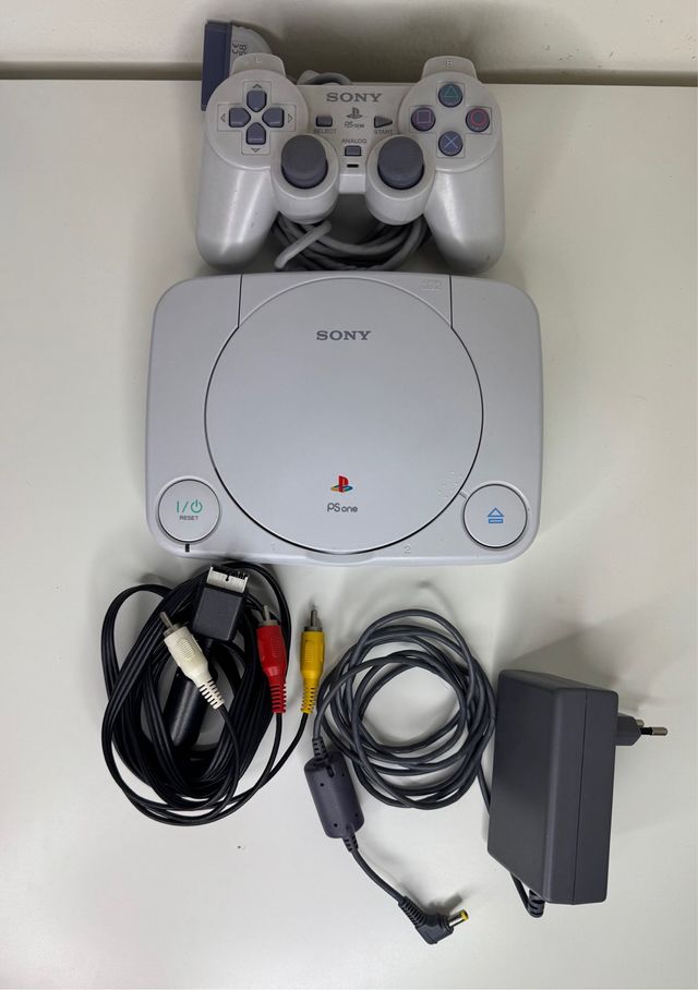 PlayStation One PSOne completa con 1 controlador y cables