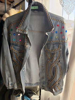 Cazadora vaquera M con tachuelas y pedrería