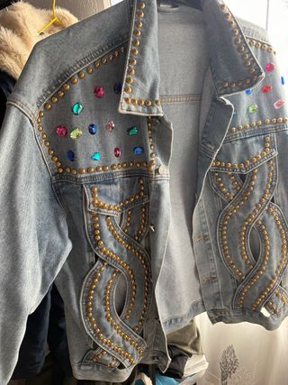 Cazadora vaquera M con tachuelas y pedrería