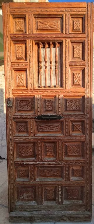 Puerta madera maciza entrada vivienda