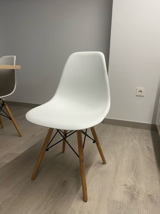 Silla blanca de plástico y madera