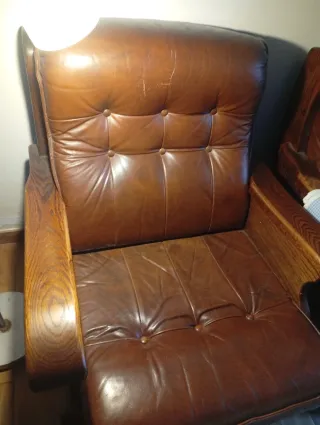 Dos sillones piel marrón con madera