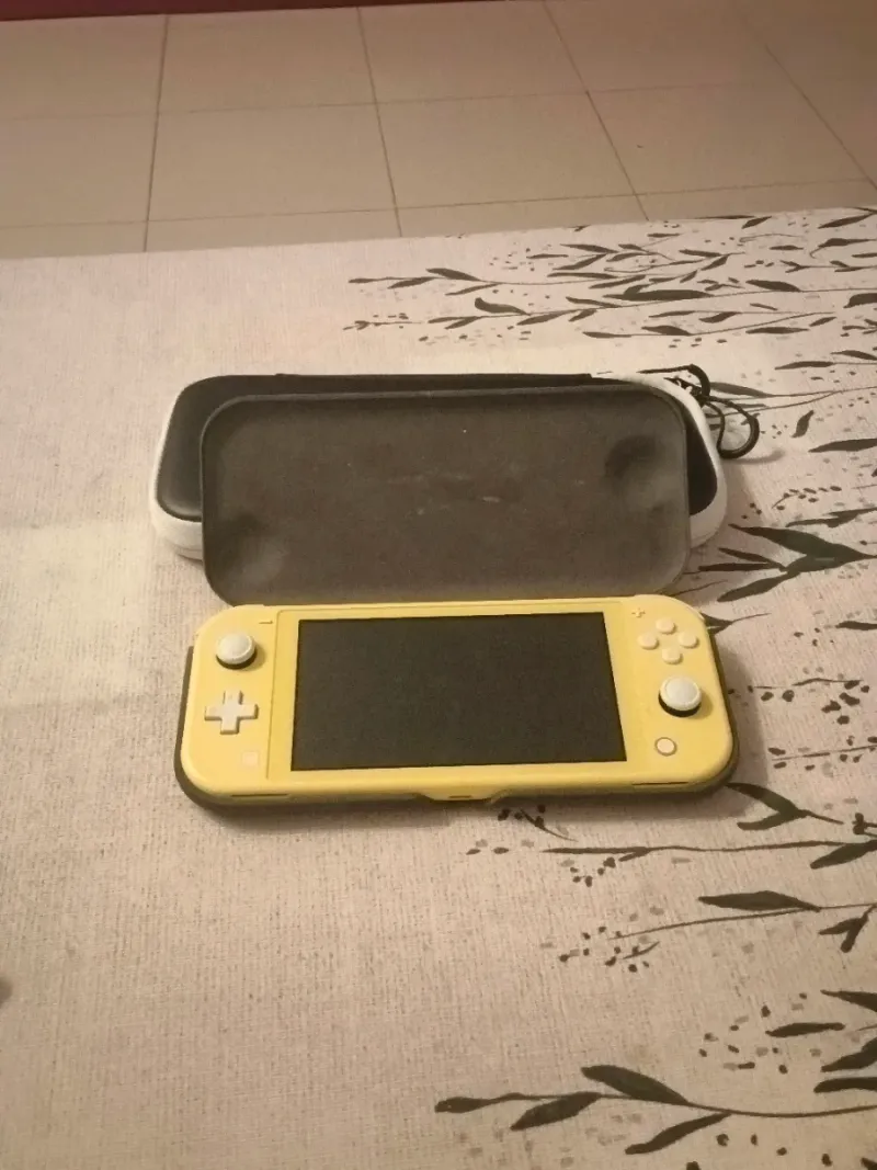 Nintendo Switch Lite Amarilla