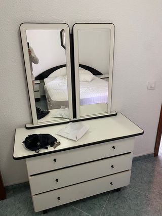 Cómoda de dormitorio con espejo. 90 x 95 cm