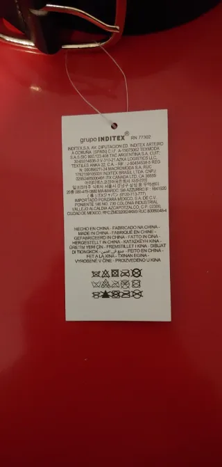 Cinturón ancho negro con hebilla dorada